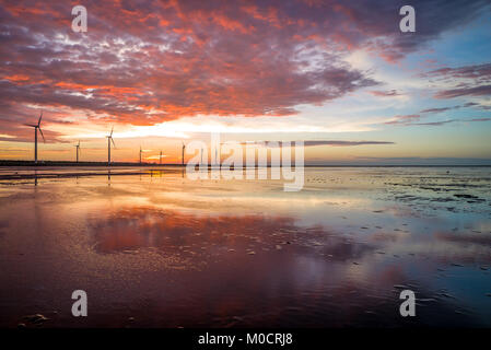 Sillouette von Wind Turbine array an Gaomei Feuchtgebiet Stockfoto