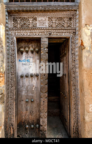 Alte hölzerne Türen in Stone Town, Sansibar Stockfoto