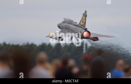 Dassault Mirage 2000-D von der französischen Luftwaffe Couteau Delta taktische Display Team aus, an der 2017 das Royal International Air Tattoo Stockfoto