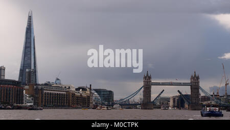 Blick nach Westen in Richtung Tower Bridge, London, mit der Brücke angehoben und mit dem Shard, Butlers Wharf und Rathaus auf der linken Seite Stockfoto