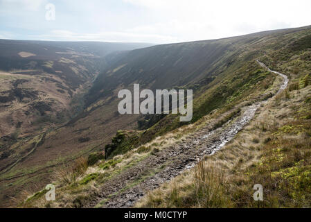 Der Pennine Way an torside Clough Position auf die Mauren an Bleaklow, Peak District, Derbyshire, England. Stockfoto