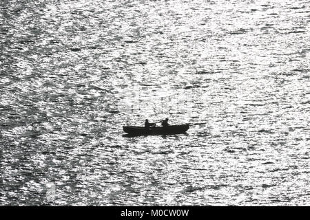 Traditionelle kleine zwei Mann meer Handwerk Segeln auf den wilden Atlantik, County Kerry, Irland Stockfoto