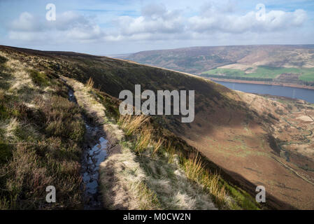 Der Pennine Way an torside Clough, Bleaklow, in die Richtung der Stauseen in der longdendale Tal, Derbyshire, England. Stockfoto