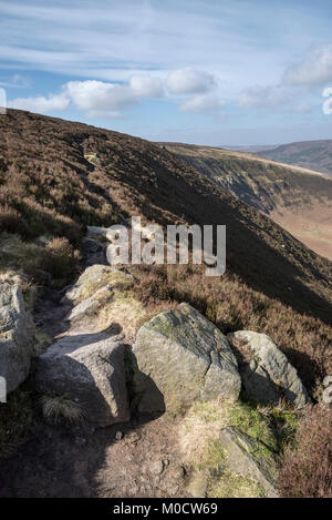 Der Pennine Way an torside Clough, Bleaklow, in die Richtung der Stauseen in der longdendale Tal, Derbyshire, England. Stockfoto