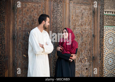 Arabische Paar in Beziehung reden und lächeln Stockfoto