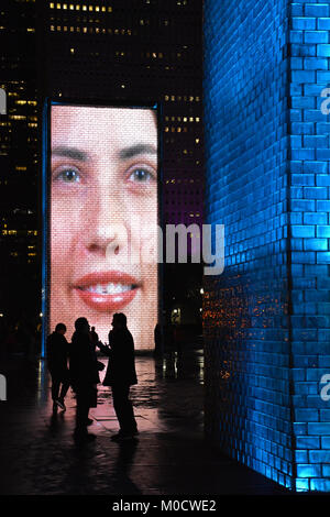 Die Gesichter auf dem Glas block Krone Brunnen Besucher in Chicago, Millennium Park unterhalten. Stockfoto