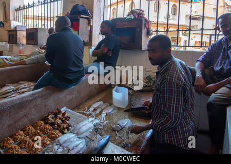 STONE Town, Sansibar - Januar 9, 2015: Verkaufen Sie Meeresfrüchte im Fischmarkt Stockfoto