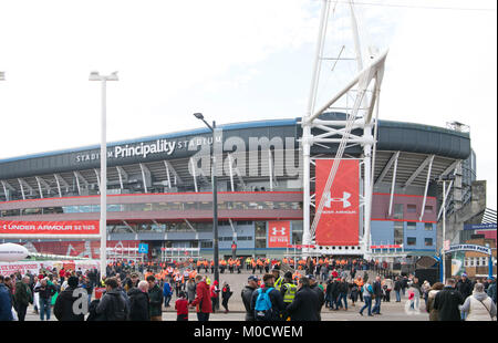 Das Fürstentum Stadion, früher das Millennium Stadium, die auf einem Wales Rugby Match Day in Cardiff, Wales, UK. Stockfoto