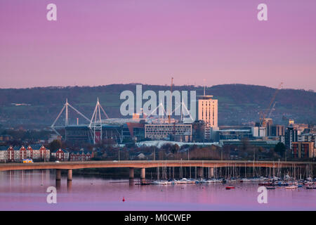 Eine allgemeine Ansicht der Cardiff, Hauptstadt von Wales, die das Fürstentum Stadion / Millennium Stadium in Cardiff, Wales, UK. Stockfoto