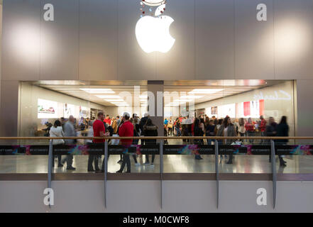 Allgemeine Ansicht des Apple Store in St. Davids Arcade, Cardiff, Wales, Großbritannien Stockfoto