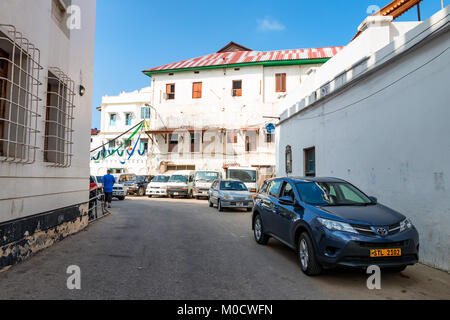 STONE Town, Sansibar - Januar 9, 2015: Straße von Stone Town an einem sonnigen Tag Stockfoto