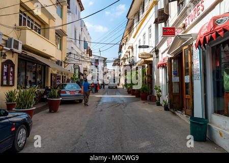 STONE Town, Sansibar - Januar 9, 2015: Straße von Stone Town an einem sonnigen Tag Stockfoto