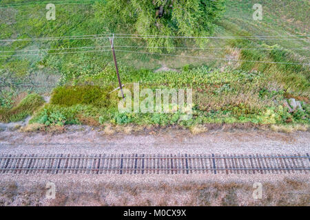 Luftaufnahme von Eisenbahnschienen und elektrische Leitungen in Land zurück Stockfoto