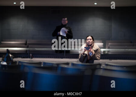 Frauen, die ein Bild mit ihrem Mobiltelefon einen Theatersaal Stockfoto