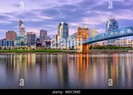 Cincinnati, Ohio, USA Skyline der Innenstadt und die Brücke über den Fluss in der Dämmerung. Stockfoto