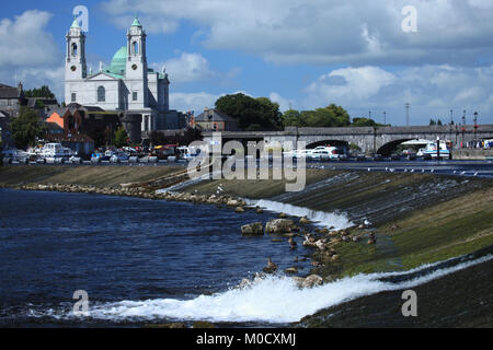 Imposante religiöse Kathedrale auf Irlands längster Fluss Athlone, County Westmeath Stockfoto