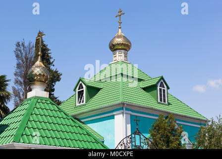 Kuppeln der Kirche der Geburt der Jungfrau in der Siedlung Lazarevskoe, Sochi, Russland Stockfoto