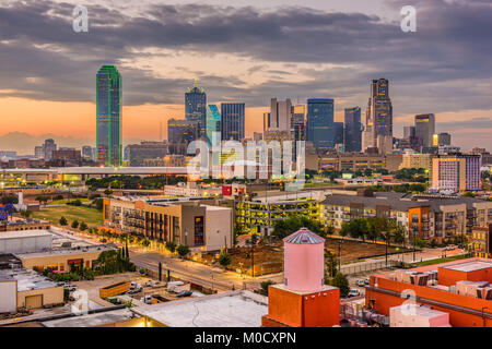 Dallas, Texas, USA die Skyline in der Dämmerung. Stockfoto