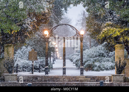 Athens, Georgia, USA an der Universität von Georgia campus Arch im Winter. Stockfoto