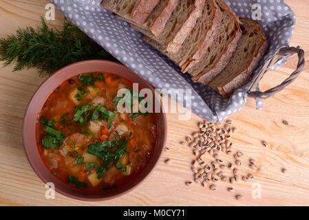 Suppe mit Bohnen und Gemüse, Ansicht von oben Stockfoto