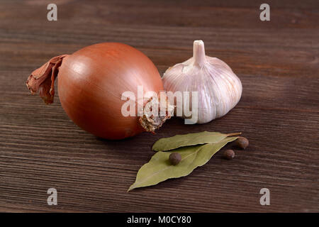 Zwiebeln, Knoblauch, Lorbeer und Piment Stockfoto