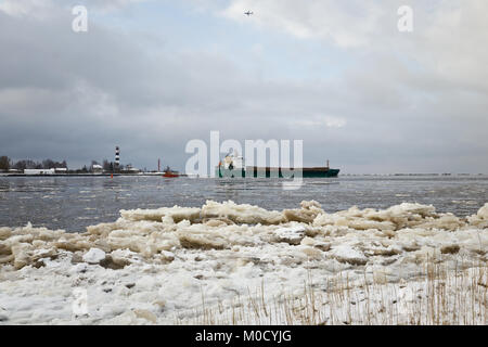 Frachtschiff geht an die Ostsee im Winter Stockfoto