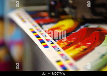 Inkjet plotter Drucken von CMYK-Markierung auf weißem Papier. Große digitale Drucker. Stockfoto