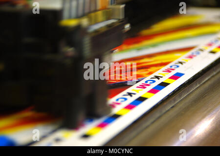 Druckkopf CMYK-Test erstellt und das Bild auf dem Papier. Bunte große Plotter Drucker Maschine. Stockfoto