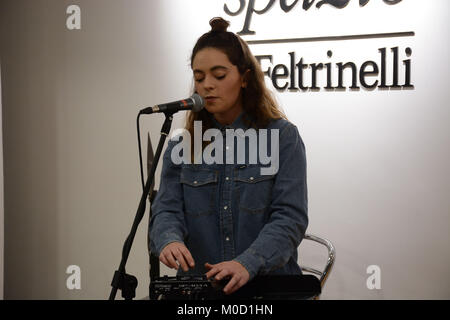 Neapel, Italien. 20 Jan, 2018. Italienische Sängerin Francesca Michielin erfolgt bei Feltrinelli Bibliothek in einem Mini leben und dann Autogramme von ihr neues Album '2640'. Credit: Mariano Montella/Alamy leben Nachrichten Stockfoto