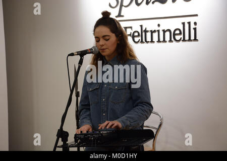 Neapel, Italien. 20 Jan, 2018. Italienische Sängerin Francesca Michielin erfolgt bei Feltrinelli Bibliothek in einem Mini leben und dann Autogramme von ihr neues Album '2640'. Credit: Mariano Montella/Alamy leben Nachrichten Stockfoto