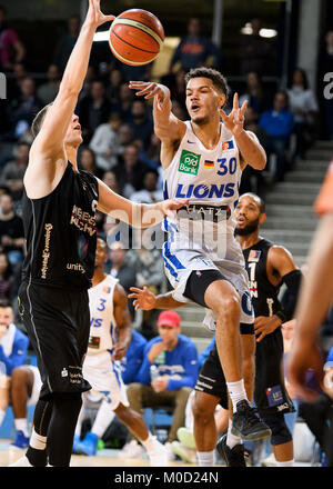 Alexander jarelle Reischel (Lions Karlsruhe) im Duell mit Paul (Hanau). GES/Basketball/ProA: PSK Lions - Hebeisen weiße Flügel Hanau, 20.01.2018 - - Weltweit | Nutzung Stockfoto