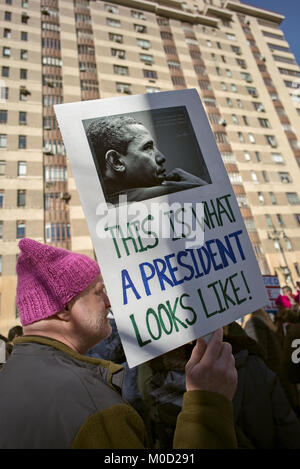 New York, USA. 20 Jan, 2018. Mann in rosa Hut hält pro-Obama unterzeichnen während der New Yorker Frauen März. Ein Jahr nach der Amtseinführung von Präsident Donald Trump, Frauen und Männer in den Städten acorss der USA gegen den Präsidenten protestiert. Credit: Joseph Reid/Alamy leben Nachrichten Stockfoto