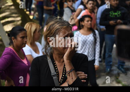 Caracas, Venezuela. 20 Jan, 2018. Ein Familienmitglied eines der Opfer in Tränen während der Beerdigung gesehen. Regierung von Nicolas Maduro, begraben José Diaz Pimentel und Abraham Agostini ohne Zustimmung von seiner Familie. Pimentel und Agostini waren Teil der Rebellengruppe des Polizisten zusammen mit Oscar Perez wandte sich gegen die Maduro Regierung. 4 Leichen wurden in einen anderen Zustand des Landes und der Körper der Oscar Perez wird in Caracas begraben werden. Credit: Roman Camacho/SOPA/ZUMA Draht/Alamy leben Nachrichten Stockfoto