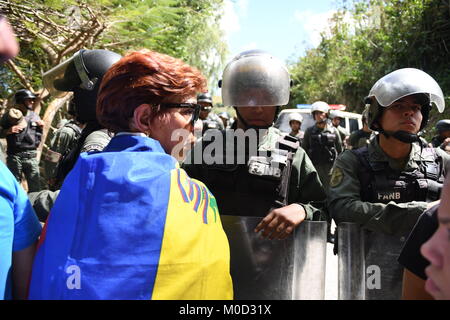 Caracas, Venezuela. 20 Jan, 2018. Ein Familienmitglied eines der Opfer gesehen, sich mit der Venezuelanischen Flagge der Polizei während der Beerdigung zu konfrontieren. Regierung von Nicolas Maduro, begraben José Diaz Pimentel und Abraham Agostini ohne Zustimmung von seiner Familie. Pimentel und Agostini waren Teil der Rebellengruppe des Polizisten zusammen mit Oscar Perez wandte sich gegen die Maduro Regierung. 4 Leichen wurden in einen anderen Zustand des Landes und der Körper der Oscar Perez wird in Caracas begraben werden. Credit: Roman Camacho/SOPA/ZUMA Draht/Alamy leben Nachrichten Stockfoto