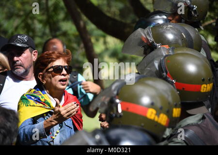 Caracas, Venezuela. 20 Jan, 2018. Ein Familienmitglied eines der Opfer gesehen, sich mit der Venezuelanischen Flagge der Polizei während der Beerdigung zu konfrontieren. Regierung von Nicolas Maduro, begraben José Diaz Pimentel und Abraham Agostini ohne Zustimmung von seiner Familie. Pimentel und Agostini waren Teil der Rebellengruppe des Polizisten zusammen mit Oscar Perez wandte sich gegen die Maduro Regierung. 4 Leichen wurden in einen anderen Zustand des Landes und der Körper der Oscar Perez wird in Caracas begraben werden. Credit: Roman Camacho/SOPA/ZUMA Draht/Alamy leben Nachrichten Stockfoto