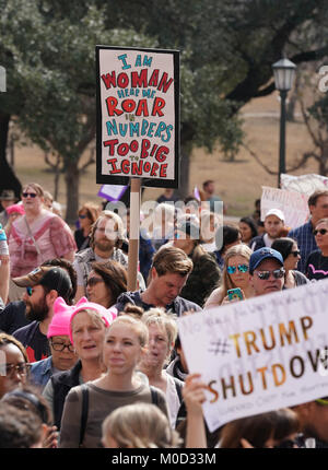 Die Demonstranten halten Schilder wie Texas Frauen und Männer eine Kundgebung an der Texas Capitol in Austin halten am ersten Jahrestag der März der Frauen auf Washington und ein Jahr nach Präsident Donald Trump Einweihung. Stockfoto