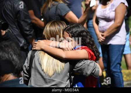 Caracas, Venezuela. 20 Jan, 2018. Familie Mitglieder eines der Opfer gesehen umarmen Komfort während der Beerdigung. Regierung von Nicolas Maduro, begraben José Diaz Pimentel und Abraham Agostini ohne Zustimmung von seiner Familie. Pimentel und Agostini waren Teil der Rebellengruppe des Polizisten zusammen mit Oscar Perez wandte sich gegen die Maduro Regierung. 4 Leichen wurden in einen anderen Zustand des Landes und der Körper der Oscar Perez wird in Caracas begraben werden. Credit: Roman Camacho/SOPA/ZUMA Draht/Alamy leben Nachrichten Stockfoto