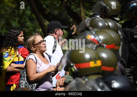 Caracas, Venezuela. 20 Jan, 2018. Eine Person, die die Beerdigung gesehen, die sich mit der Polizei in der Nähe der Grabstätte besucht. Regierung von Nicolas Maduro, begraben José Diaz Pimentel und Abraham Agostini ohne Zustimmung von seiner Familie. Pimentel und Agostini waren Teil der Rebellengruppe des Polizisten zusammen mit Oscar Perez wandte sich gegen die Maduro Regierung. 4 Leichen wurden in einen anderen Zustand des Landes und der Körper der Oscar Perez wird in Caracas begraben werden. Credit: Roman Camacho/SOPA/ZUMA Draht/Alamy leben Nachrichten Stockfoto