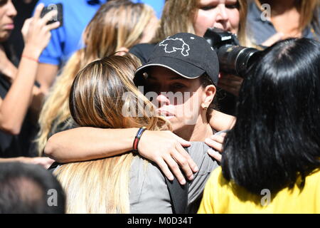 Caracas, Venezuela. 20 Jan, 2018. Familie Mitglieder eines der Opfer gesehen umarmen Komfort während der Beerdigung. Regierung von Nicolas Maduro, begraben José Diaz Pimentel und Abraham Agostini ohne Zustimmung von seiner Familie. Pimentel und Agostini waren Teil der Rebellengruppe des Polizisten zusammen mit Oscar Perez wandte sich gegen die Maduro Regierung. 4 Leichen wurden in einen anderen Zustand des Landes und der Körper der Oscar Perez wird in Caracas begraben werden. Credit: Roman Camacho/SOPA/ZUMA Draht/Alamy leben Nachrichten Stockfoto