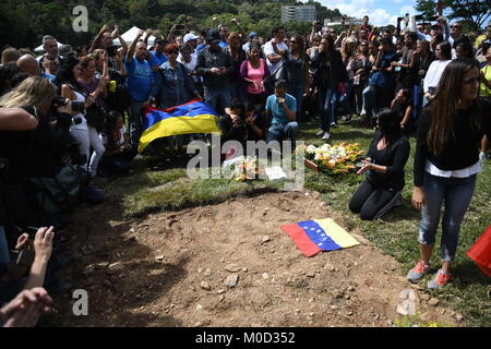 Caracas, Venezuela. 20 Jan, 2018. Venezolanischen Fahnen auf der Beerdigung gesehen. Regierung von Nicolas Maduro, begraben José Diaz Pimentel und Abraham Agostini ohne Zustimmung von seiner Familie. Pimentel und Agostini waren Teil der Rebellengruppe des Polizisten zusammen mit Oscar Perez wandte sich gegen die Maduro Regierung. 4 Leichen wurden in einen anderen Zustand des Landes und der Körper der Oscar Perez wird in Caracas begraben werden. Credit: Roman Camacho/SOPA/ZUMA Draht/Alamy leben Nachrichten Stockfoto