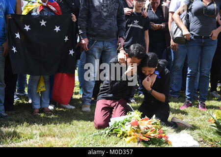 Caracas, Venezuela. 20 Jan, 2018. Mitglieder der Familie gesehen vor dem Grab während der Beerdigung gebrochen. Regierung von Nicolas Maduro, begraben José Diaz Pimentel und Abraham Agostini ohne Zustimmung von seiner Familie. Pimentel und Agostini waren Teil der Rebellengruppe des Polizisten zusammen mit Oscar Perez wandte sich gegen die Maduro Regierung. 4 Leichen wurden in einen anderen Zustand des Landes und der Körper der Oscar Perez wird in Caracas begraben werden. Credit: Roman Camacho/SOPA/ZUMA Draht/Alamy leben Nachrichten Stockfoto