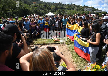 Caracas, Venezuela. 20 Jan, 2018. Venezolanischen Fahnen auf der Grabstätte angezeigt werden Hunderte der Trauerfeier für die Opfer teilnehmen. Regierung von Nicolas Maduro, begraben José Diaz Pimentel und Abraham Agostini ohne Zustimmung von seiner Familie. Pimentel und Agostini waren Teil der Rebellengruppe des Polizisten zusammen mit Oscar Perez wandte sich gegen die Maduro Regierung. 4 Leichen wurden in einen anderen Zustand des Landes und der Körper der Oscar Perez wird in Caracas begraben werden. Credit: Roman Camacho/SOPA/ZUMA Draht/Alamy leben Nachrichten Stockfoto