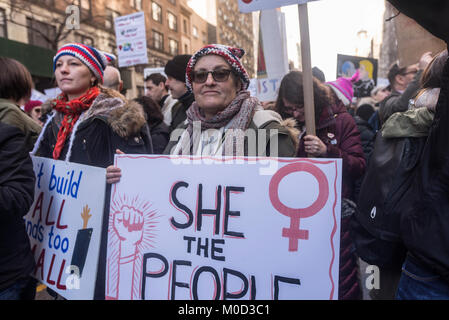New York, New York vom 20. Januar 2018 - die Demonstranten West 72nd Street füllen, wie sie warten März der Frauen in New York City zu verbinden. Der März ist der Jahrestag des Widerstands gegen die Trumpf-Verwaltung. Kredit Stacy Walsh Rosenstock/Alamy leben Nachrichten Stockfoto