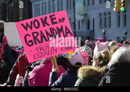 New York, NY: Tausende von Menschen im März die jährliche Frauen in New York City am 20. Januar 2018 teilgenommen. Stockfoto
