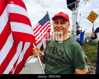 City, FL, USA. 20 Jan, 2018. Florida, USA - Vereinigte Staaten - Richard Hughes von Jupiter war unter den Donald Trump Anhänger auf einer Kundgebung zur Unterstützung der in West Palm Beach am 20. Januar 2018, dem ersten Jahrestag des Trümpfe Einweihung. Er ist ein Trumpf, Amerika wieder einmal super Hut und ein T-Shirt, die Ungläubigen für Trumpf liest das Tragen. Anthony Mann/South Florida Sun Sentinel Credit: Sonne-hinweissymbol/ZUMA Draht/Alamy leben Nachrichten Stockfoto