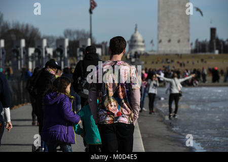 Washington, District of Columbia, USA. 20 Jan, 2018. Zehntausende Frauen und Männer im März für Frauen in DC Samstag, eines von Dutzenden von Marken, um dem Land und der Welt ein Jahr nach dem historischen 2017 Frauen März, der als grösster solche Versammlung der amerikanischen Geschichte. Der März kommt als Präsident Donald Trump sein erstes Jahr im Amt beendet und die US-Regierung herunterfahren aufgrund einer Sackgasse in den Bundeshaushalt. Credit: Miguel Juarez Lugo/ZUMA Draht/Alamy leben Nachrichten Stockfoto