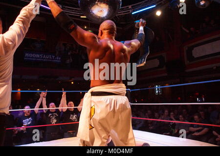 Kiel, Deutschland. 20 Jan, 2018. Der Kampf zwischen App Singh und ehemaliger WWE und TNA Wrestler Joe E. Legende für die maximale Meisterschaft © Björn Deutschmann/Alamy leben Nachrichten Stockfoto