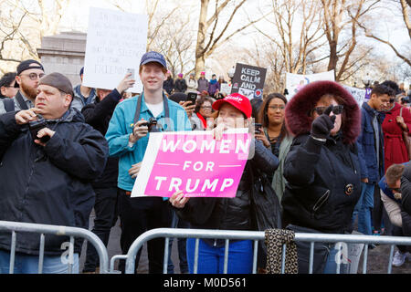 März der Frauen in NEW YORK CITY am ersten Jahrestag der Präsident Donald Trump Einweihung Stockfoto