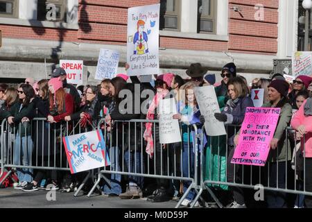 Central Park West, New York, USA, 20. Januar 2018 - Tausende von Menschen marschierten auf der Frauen 2018 März auf NYC heute in New York City. Foto: Luiz Rampelotto/EuropaNewswire *** Local Caption *** 00005868 | Verwendung weltweit Stockfoto