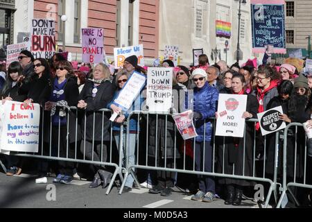 Central Park West, New York, USA, 20. Januar 2018 - Tausende von Menschen marschierten auf der Frauen 2018 März auf NYC heute in New York City. Foto: Luiz Rampelotto/EuropaNewswire *** Local Caption *** 00005878 | Verwendung weltweit Stockfoto